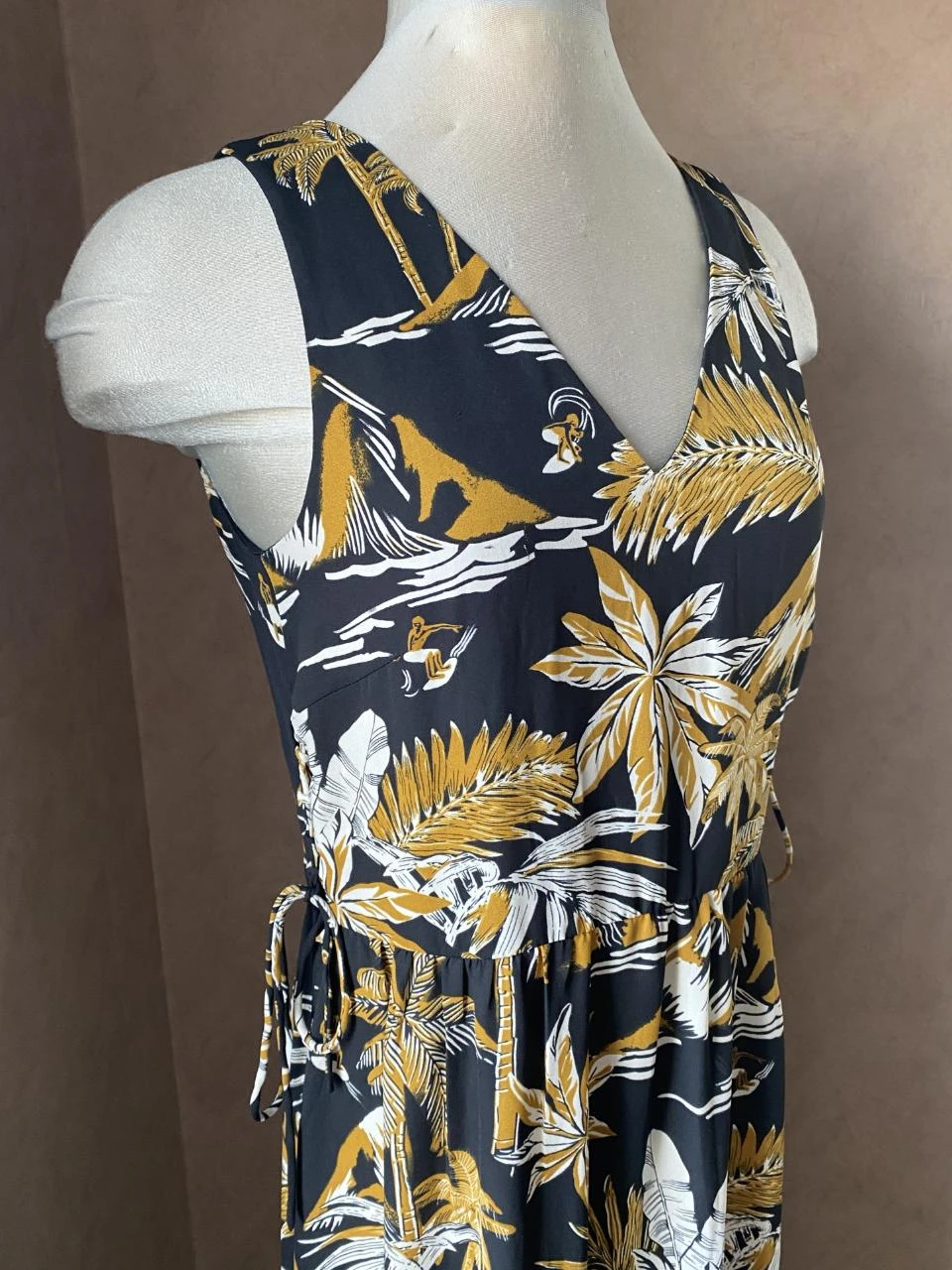 H&M mid-length dress size 34 black with ochre & white tropical print – V-back, side lacing – photo 4